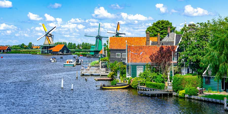 Visiting the windmills and workshops of the Zaanse Schans